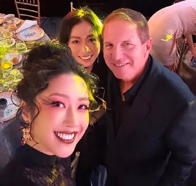 粉絲為李玟舉辦沙灘追思會,現場大家一起合唱哭成淚海