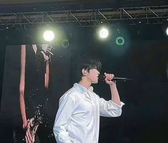 蔡徐坤海外演唱會如期舉行,大批座位沒售出去,粉絲應援詞遭吐槽