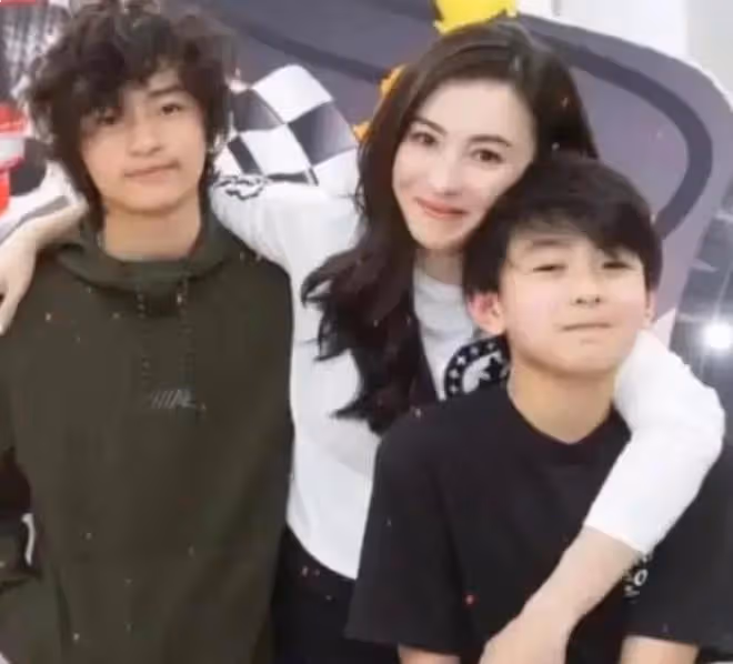 謝霆鋒罕見和大兒子同框,父子倆現身澳洲滑雪!16歲Lucas顏值高