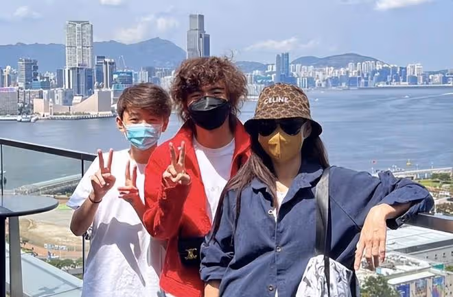 謝霆鋒罕見和大兒子同框,父子倆現身澳洲滑雪!16歲Lucas顏值高