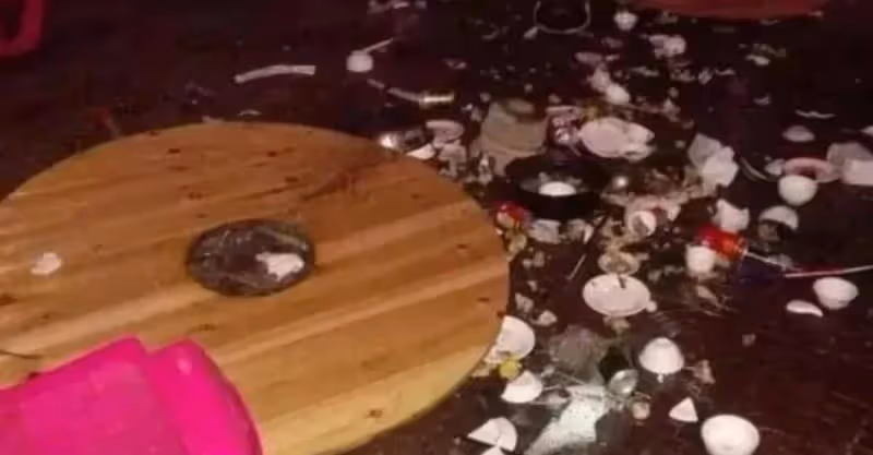 我換了大房子請客慶祝，我爸卻黑著臉掀了桌子