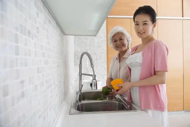 我換了大房子請客慶祝,我爸卻黑著臉掀了桌子