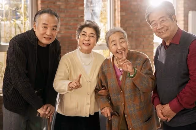 我換了大房子請客慶祝,我爸卻黑著臉掀了桌子