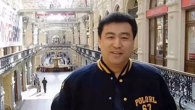 父親是清華校長，他是央視金牌主持人，如今62歲為何還是單身？