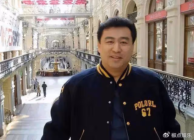父親是清華校長,他是央視金牌主持人,如今62歲為何還是單身?