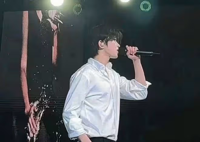 蔡徐坤演唱會如期舉行,身材發福跳舞像在泄憤,拉橫幅叫囂遭圍攻