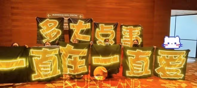 蔡徐坤演唱會如期舉行,身材發福跳舞像在泄憤,拉橫幅叫囂遭圍攻