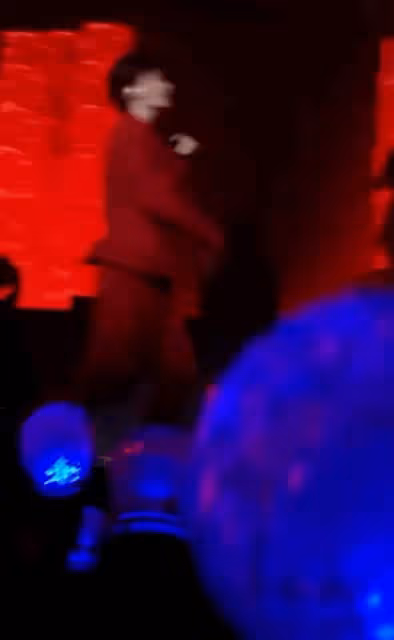 蔡徐坤演唱會如期舉行,身材發福跳舞像在泄憤,拉橫幅叫囂遭圍攻