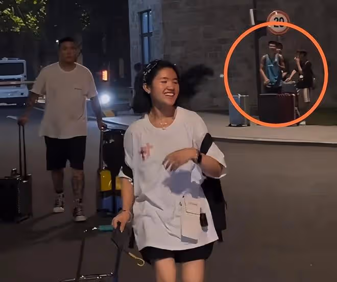 李勒優放假,崔晉3個人4輛豪車接送,同學遠處議論,網友:早晚塌
