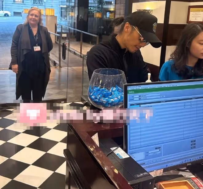 謝霆鋒父子罕同框,帶長子澳洲滑雪引爭議,打扮風格越來越像父親