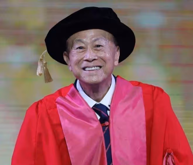 94歲李嘉誠208億賣山頂豪宅，交易取消仍賺20億，梁洛施被贊旺夫