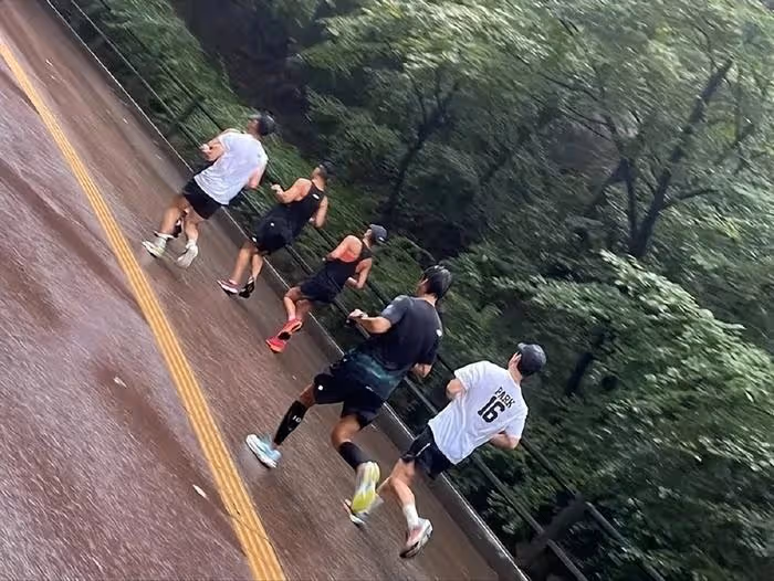 朴寶劍喜歡雨天跑步，秀出肌肉外觀健碩，韓國遭受暴雨也堅持跑步