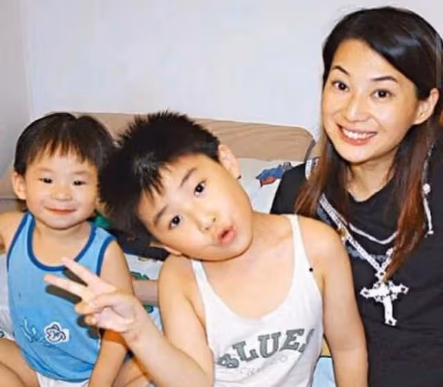 浪漫!前港姐與老公慶結婚周年,攜兩子改嫁新加坡富商成幸福少奶