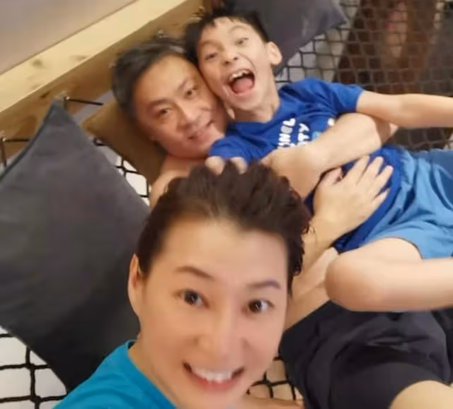 浪漫!前港姐與老公慶結婚周年,攜兩子改嫁新加坡富商成幸福少奶