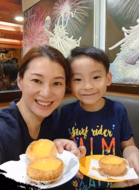 浪漫!前港姐與老公慶結婚周年,攜兩子改嫁新加坡富商成幸福少奶