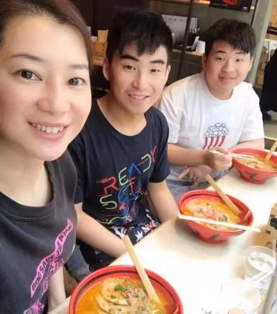 浪漫!前港姐與老公慶結婚周年,攜兩子改嫁新加坡富商成幸福少奶