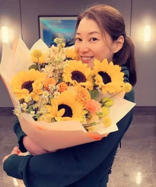 浪漫!前港姐與老公慶結婚周年,攜兩子改嫁新加坡富商成幸福少奶