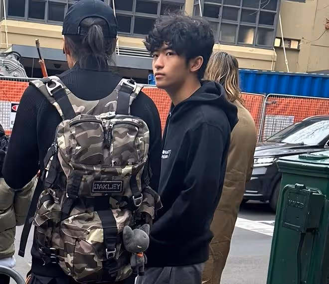 謝霆鋒和大兒子正面照公開:和父親一樣高,Lucas卷髮很帥氣