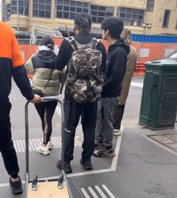 謝霆鋒和大兒子正面照公開:和父親一樣高,Lucas卷髮很帥氣