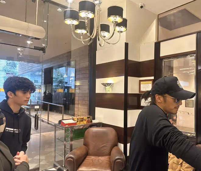 謝霆鋒帶大兒子澳洲度假,16歲Lucas駝背明顯,脖子前傾儀態差