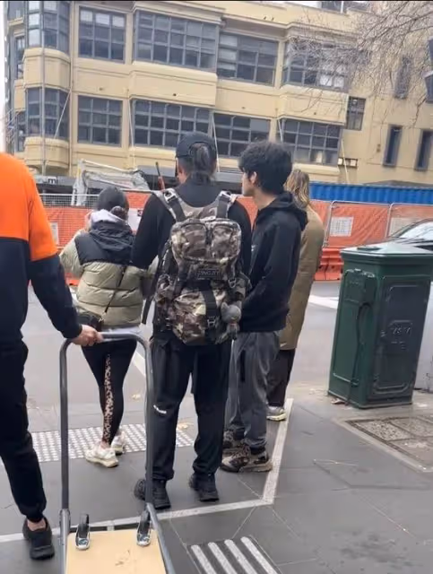 謝霆鋒帶大兒子澳洲度假,16歲Lucas駝背明顯,脖子前傾儀態差