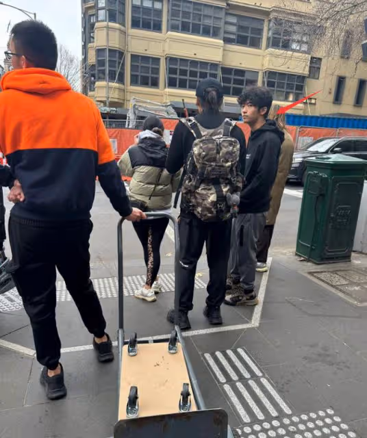 謝霆鋒帶大兒子澳洲度假,16歲Lucas駝背明顯,脖子前傾儀態差