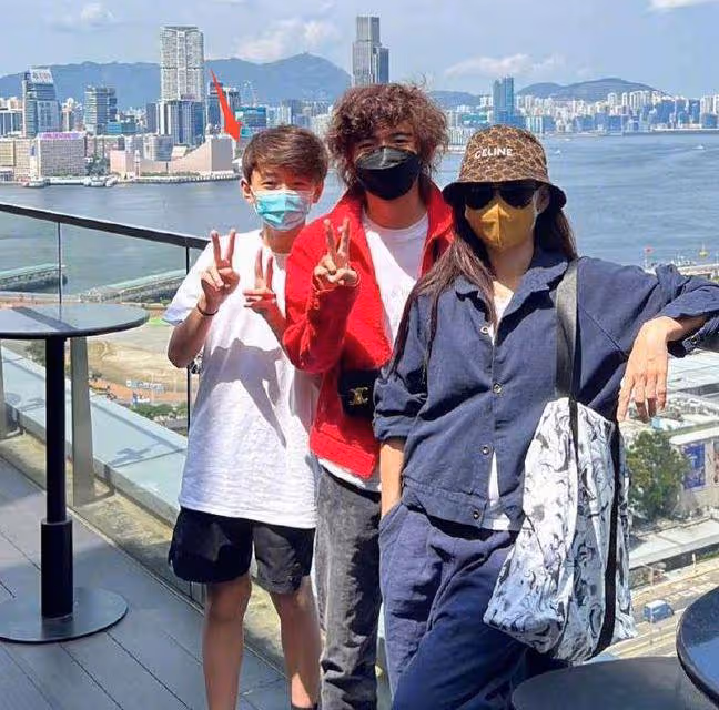 謝霆鋒帶大兒子澳洲度假,16歲Lucas駝背明顯,脖子前傾儀態差