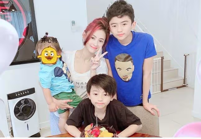 謝霆鋒帶大兒子澳洲度假,16歲Lucas駝背明顯,脖子前傾儀態差
