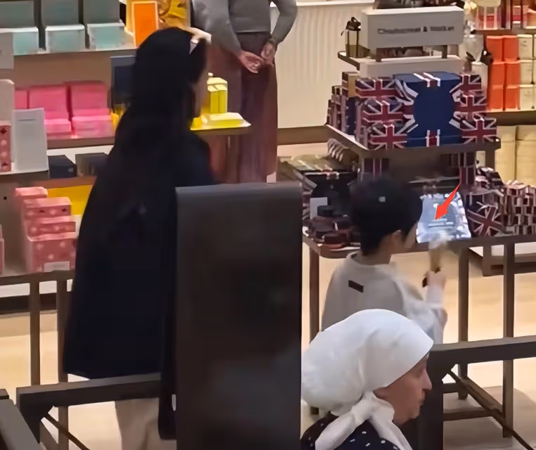 Baby母子輾轉英國購物,小7歲親弟楊帆罕同行,高大帥氣嘴巴像姐