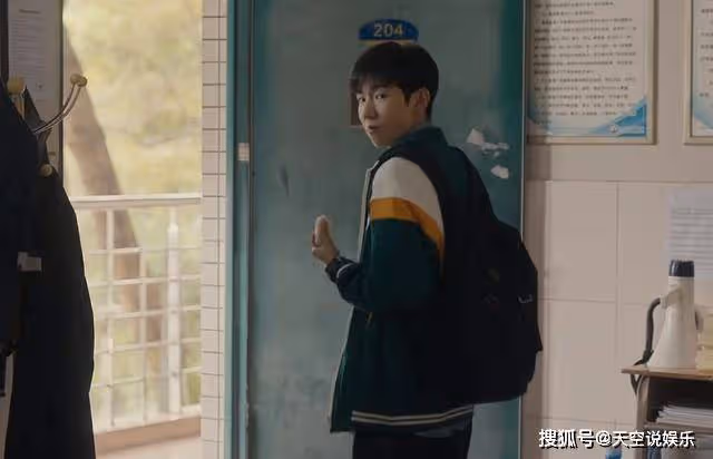 《追光的日子》郭京飛王源的一場吃戲,拉開了實力派與偶像派的差距