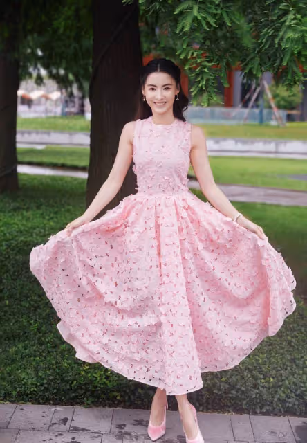 小青霞是個狠人!跟隨潮流穿出多巴胺造型,展現柔軟甜美的公主身材