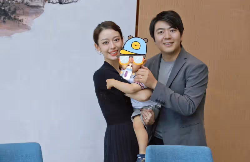 郎朗曬全家福慶40歲生日,一家三口幸福相擁,周杰倫轉發送祝福