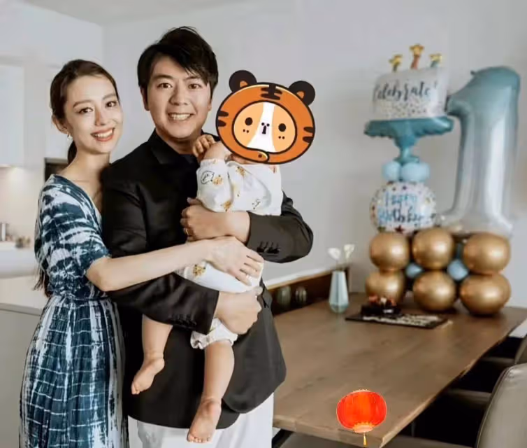 郎朗曬全家福慶40歲生日,一家三口幸福相擁,周杰倫轉發送祝福