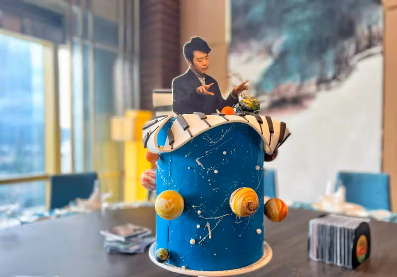 郎朗曬全家福慶40歲生日,一家三口幸福相擁,周杰倫轉發送祝福
