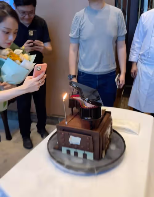 郎朗曬全家福慶40歲生日,一家三口幸福相擁,周杰倫轉發送祝福