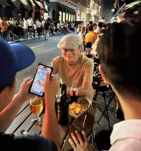 58歲馬雲又現身塞拉耶佛!穿百元T恤街頭喝啤酒,20天遊覽6個國家