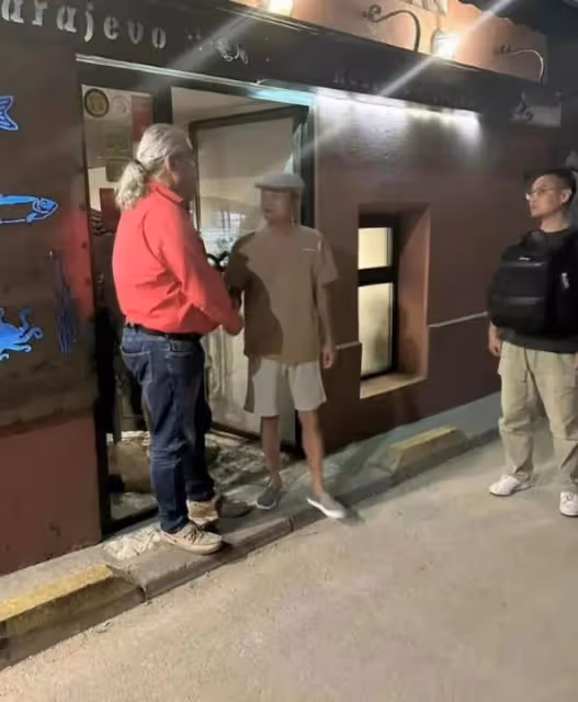 58歲馬雲又現身塞拉耶佛!穿百元T恤街頭喝啤酒,20天遊覽6個國家
