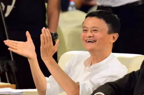 58歲馬雲又現身塞拉耶佛!穿百元T恤街頭喝啤酒,20天遊覽6個國家