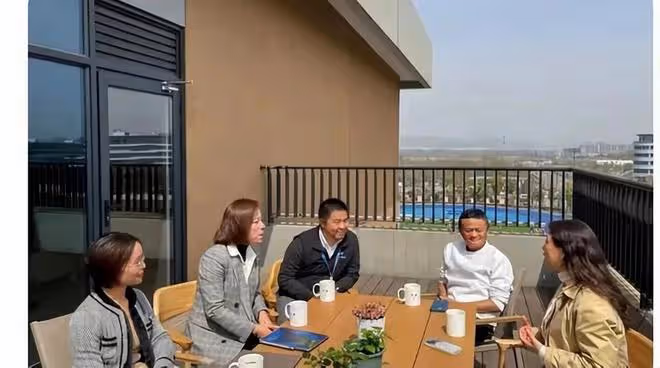 58歲馬雲又現身塞拉耶佛!穿百元T恤街頭喝啤酒,20天遊覽6個國家