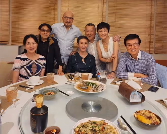一眾港圈大佬聚會喝百元白酒!曾志偉緊摟倆女合影,麥嘉發福明顯