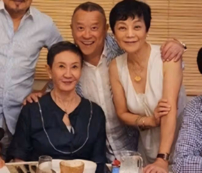 一眾港圈大佬聚會喝百元白酒!曾志偉緊摟倆女合影,麥嘉發福明顯