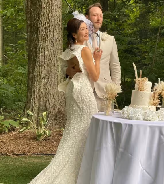 48歲女星第三次出嫁！與洋男友辦童話式婚禮，媽媽李司棋盛裝出席