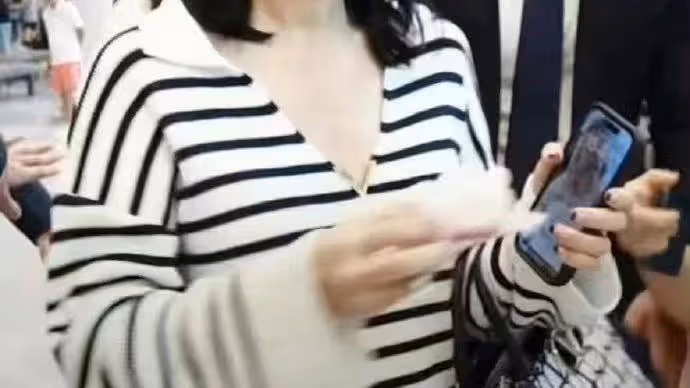 孫藝珍手機壁紙是兒子照片，皮膚白皙，眼睛很大非常可愛