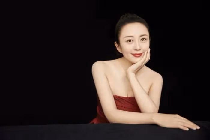 她長得美,戲也好,老公不是於和偉,一家三口卻過得幸福美好