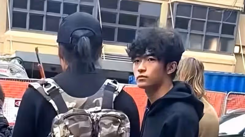 謝霆鋒罕見帶長子出遊！Lucas多張正面照曝光，父子倆如複製粘貼