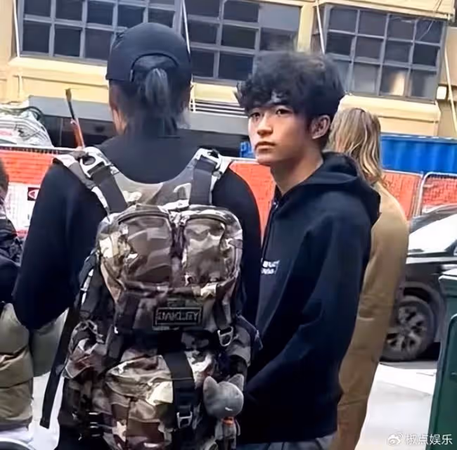 謝霆鋒罕見帶長子出遊！Lucas多張正面照曝光，父子倆如複製粘貼