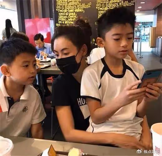 謝霆鋒罕見帶長子出遊!Lucas多張正面照曝光,父子倆如複製粘貼