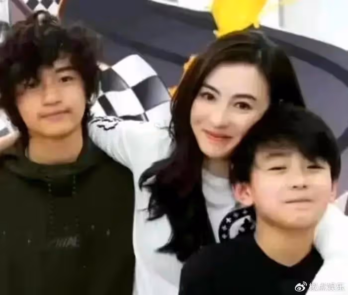 謝霆鋒罕見帶長子出遊!Lucas多張正面照曝光,父子倆如複製粘貼