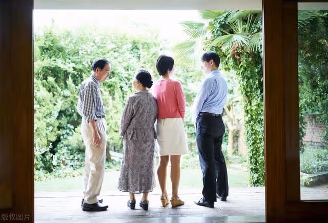 女兒帶我去捉姦,看到女婿的「出軌對象」後,我給了女兒一巴掌