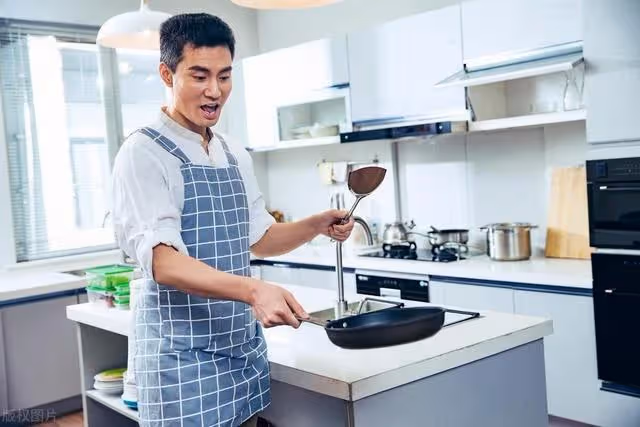 女兒帶我去捉姦,看到女婿的「出軌對象」後,我給了女兒一巴掌